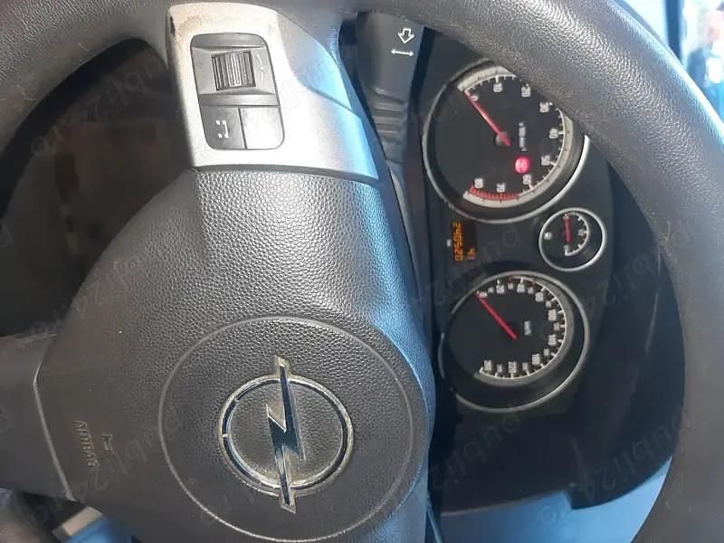 Alb Utilizat 2005 Opel Astra Hatchback | 1.150 EUR - Imagine 1/3