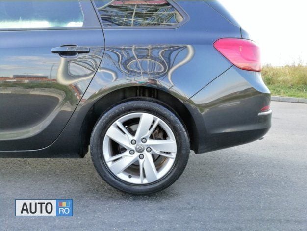 Second-hand Opel Astra Active 165 CP (121 kW) 2013 Negru Break