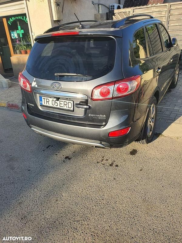 Second-hand Hyundai Santa Fe Style 197 CP (144 kW) 2012 Culoaregri SUV