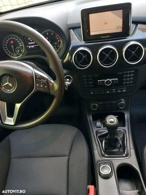 Second-hand Mercedes B180 122 CP (89 kW) 2012 Culoarenegru Monovolum