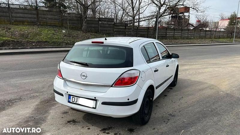 Second-hand Opel Astra 90 CP (66 kW) 2005 Culoarealb Hatchback