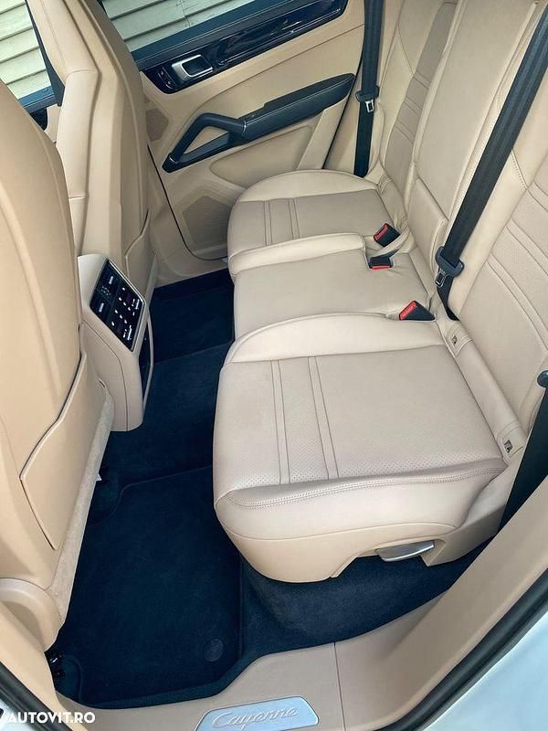 Alb Utilizat 2019 Porsche Cayenne SUV | 69.000 EUR - Imagine 1/4