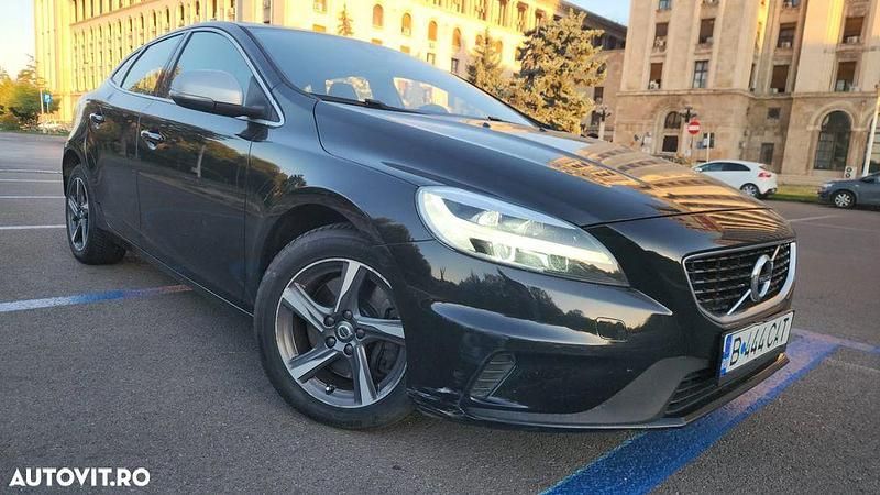 Culoarenegru Utilizat 2017 Volvo V40 R-Design Break | 11.500 EUR (Puțin scump) - Imagine 1/4