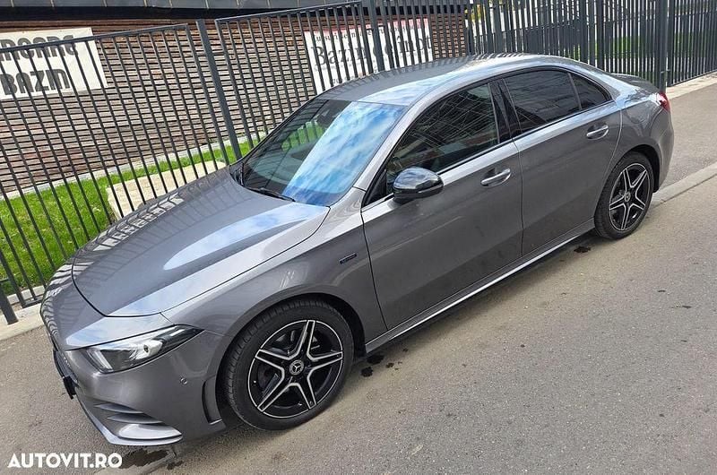 Culoareargint Utilizat 2020 Mercedes A250 AMG line Berlinǎ | 21.500 EUR (Puțin scump) - Imagine 1/4