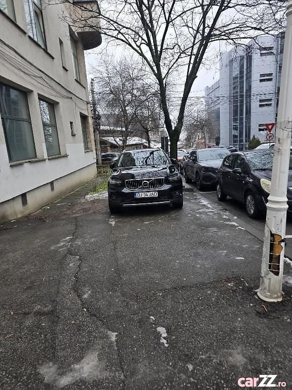 Negru Second-hand 2021 Volvo XC40 SUV | 24.800 EUR (Preț OK) - Imagine 1/4