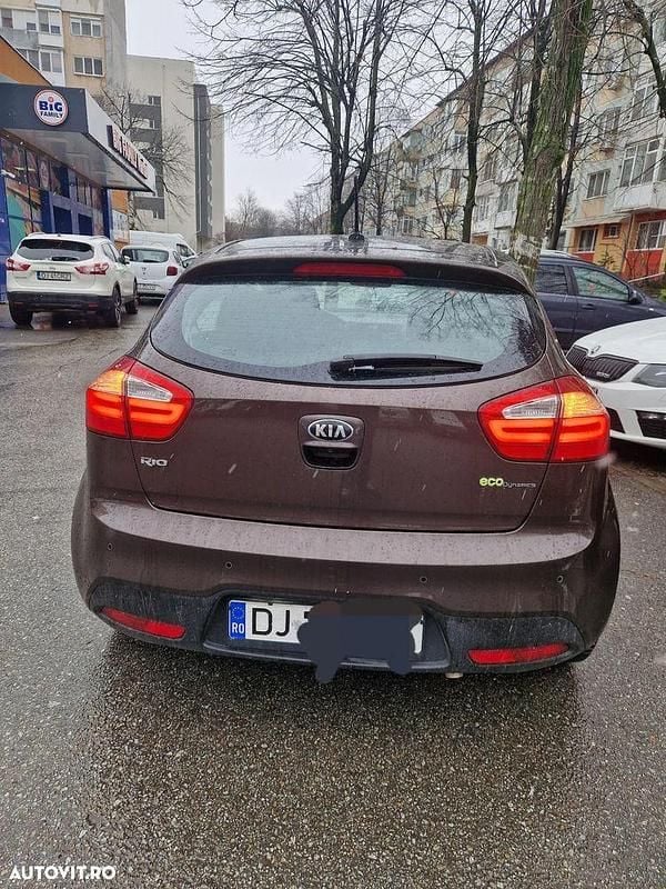 Second-hand Kia Rio FIFA World Cup Edition 109 CP (80 kW) 2013 Culoaremaro Hatchback