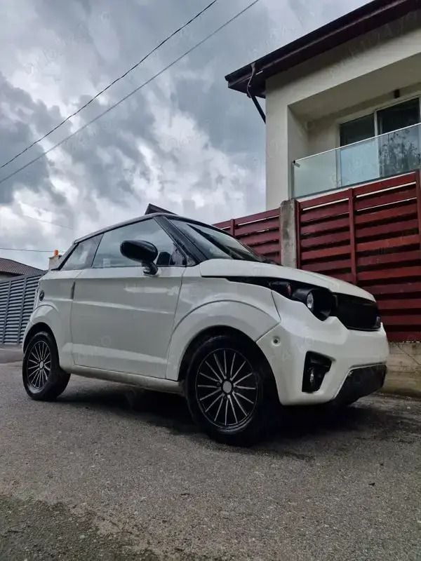 Alb Utilizat 2014 Aixam Microcar Hatchback | 4.250 EUR - Imagine 1/4