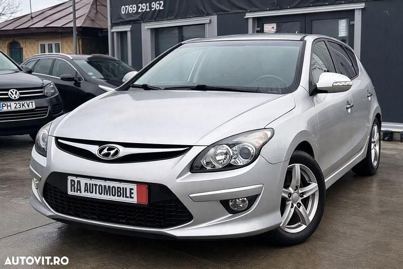 Second-hand Hyundai i30 Edition+ 109 CP (80 kW) 2012 Culoareargint Hatchback