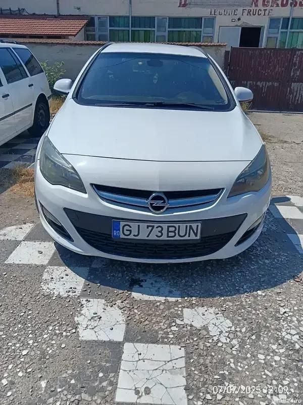 Alb Utilizat 2013 Opel Astra Break | 2.700 EUR (Super Preț) - Imagine 1/4