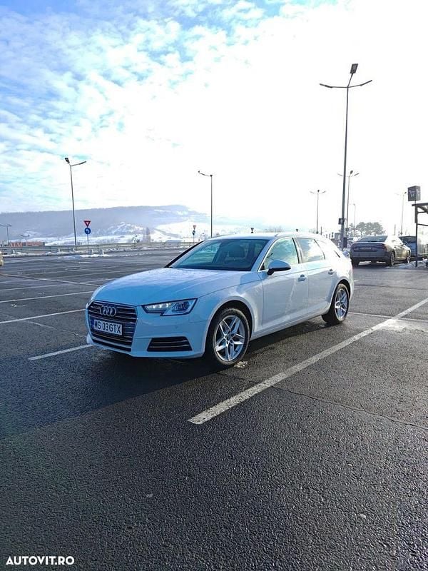 Culoarealb Utilizat 2017 Audi A4 Design Break | 14.000 EUR (Preț bun) - Imagine 1/4