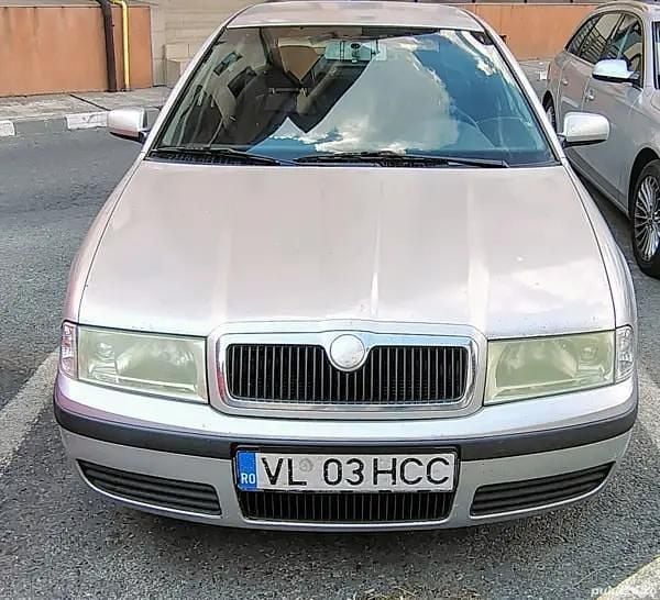 Argintiu Utilizat 2007 Skoda Octavia Hatchback | 2.400 EUR (Preț OK) - Imagine 1/4