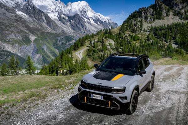 Gri Nouă 2025 Jeep Avenger North SUV | 37.823 EUR - Imagine 1/4