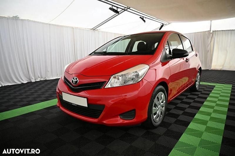 Culoarerosu Utilizat 2013 Toyota Yaris Cool | 6.300 EUR (Scump) - Imagine 1/4