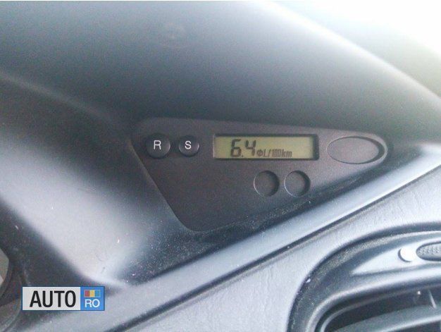 Argintiu Utilizat 2003 Ford Focus Hatchback | 2.100 EUR - Imagine 1/4