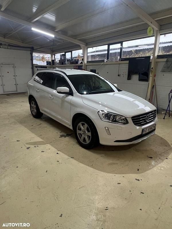 Culoarealb Utilizat 2015 Volvo XC60 R-Design SUV | 12.300 EUR (Super Preț) - Imagine 1/4