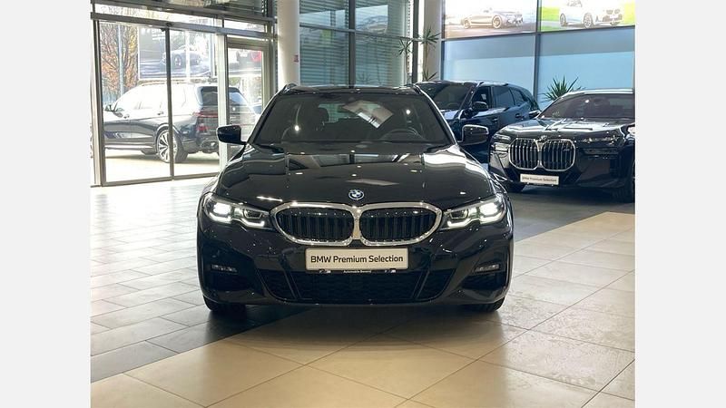Second-hand BMW 330e Shadowline 292 CP (214 kW) 2022 Negru sapphire metalizat Break