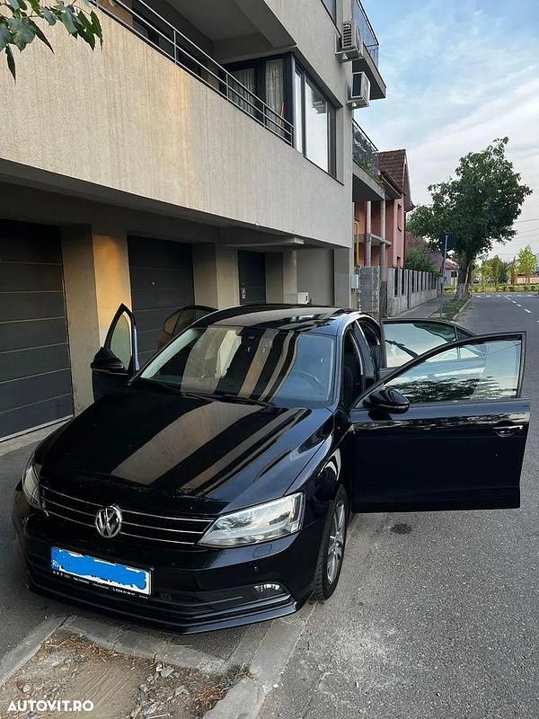 Culoarenegru Utilizat 2016 VW Jetta Comfortline Berlinǎ | 7.490 EUR (Preț bun) - Imagine 1/4
