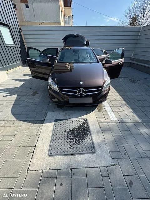 Second-hand Mercedes A200 136 CP (100 kW) 2015 Culoaremaro Hatchback