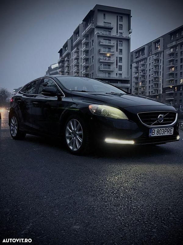 Culoarenegru Utilizat 2014 Volvo V40 Summum Hatchback | 8.099 EUR (Preț OK) - Imagine 1/4