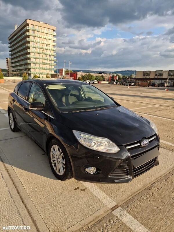 Negru Utilizat 2013 Ford Focus Titanium Hatchback | 5.700 EUR (Preț bun) - Imagine 1/4