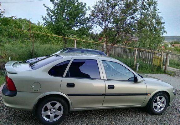 Second-hand Opel Vectra 100 CP (73 kW) 1997 Verde Berlinǎ
