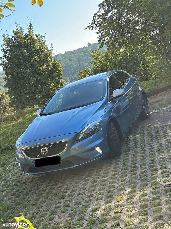 Second-hand Volvo V40 Summum 120 CP (88 kW) 2015 Culoarealbastru Hatchback