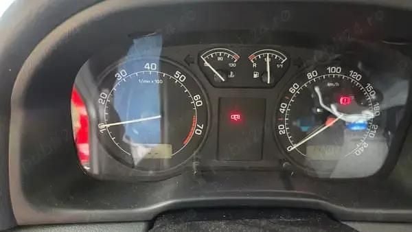 Rosu Utilizat 2008 Skoda Octavia Tour Hatchback | 2.600 EUR (Preț bun) - Imagine 1/4