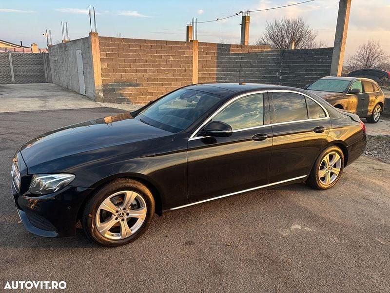 Culoarenegru Utilizat 2016 Mercedes E220 Berlinǎ | 20.000 EUR (Super Preț) - Imagine 1/4