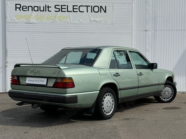 Verde Utilizat 1988 Mercedes 300 Berlinǎ | 11.000 EUR - Imagine 1/4