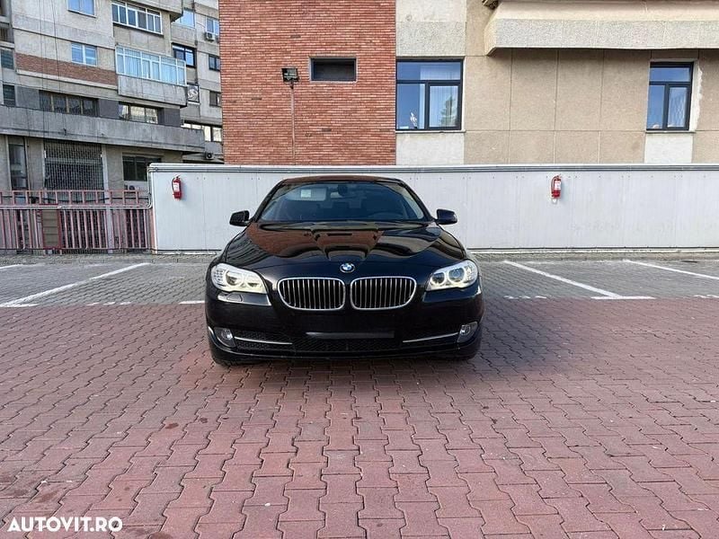 Culoarenegru Utilizat 2012 BMW 520 Berlinǎ | 10.900 EUR (Preț bun) - Imagine 1/4