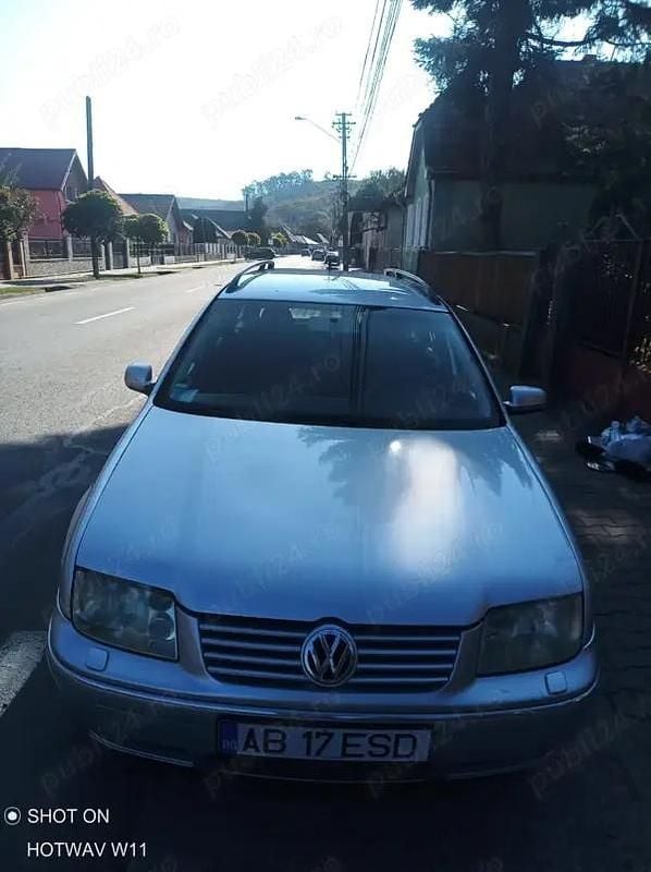 Argintiu Utilizat 2002 VW Bora Berlinǎ | 1.000 EUR (Preț bun) - Imagine 1/4