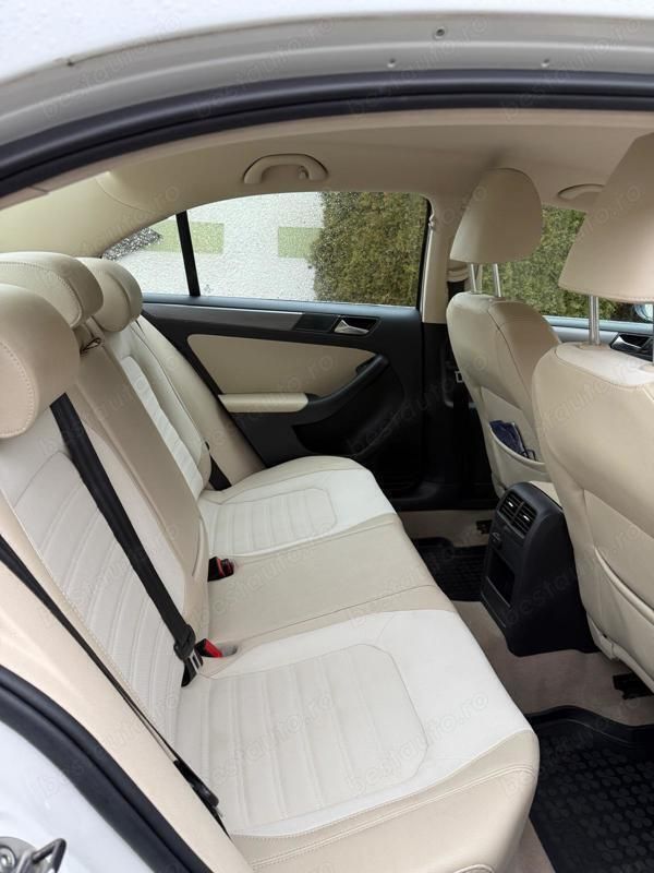 Alb Utilizat 2012 VW Jetta Berlinǎ | 6.450 EUR (Preț OK) - Imagine 1/4