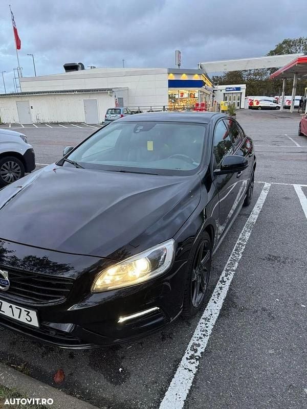 Culoarenegru Utilizat 2015 Volvo S60 R-Design Berlinǎ | 14.750 EUR - Imagine 1/4