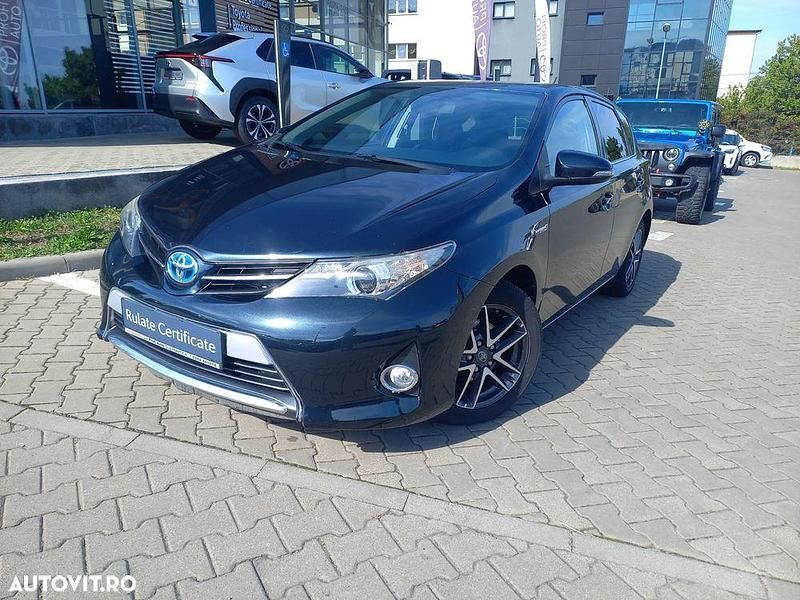 Second-hand Toyota Auris Hybrid Comfort 136 CP (100 kW) 2014 Culoarenegru Hatchback