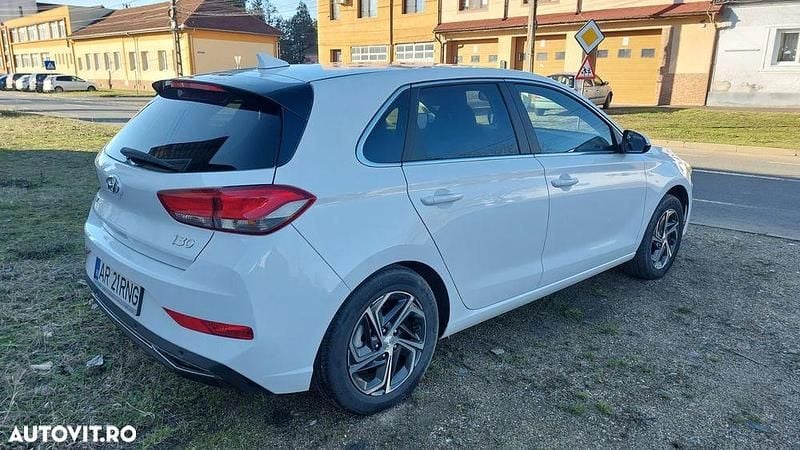 Second-hand Hyundai i30 110 CP (80 kW) 2024 Culoarealb Hatchback