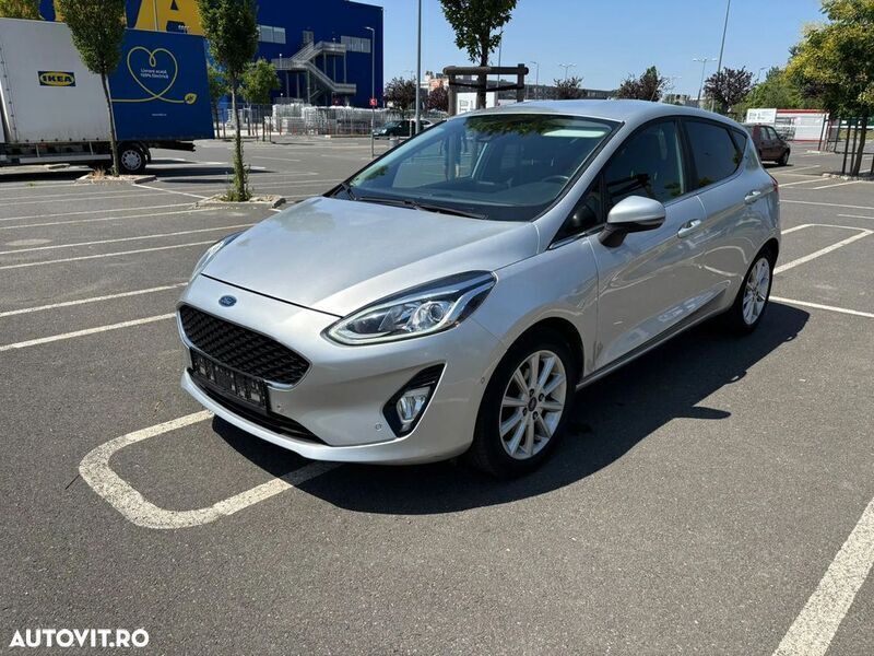 Gri Utilizat 2017 Ford Fiesta Titanium Hatchback | 8.700 EUR (Scump) - Imagine 1/4