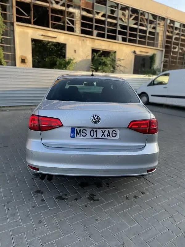 Second-hand VW Jetta 110 CP (80 kW) 2016 Argintiu Berlinǎ