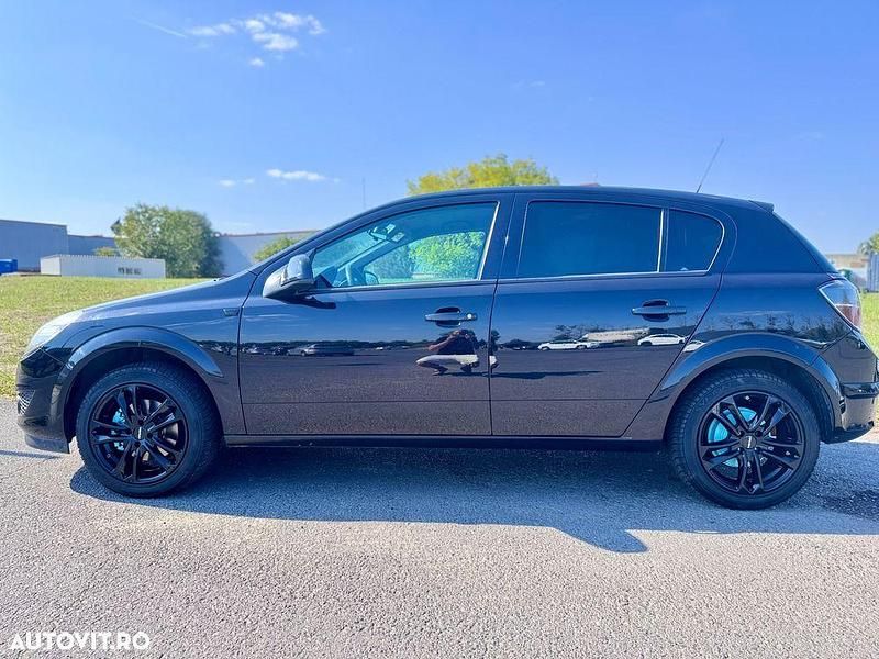 Culoarenegru Utilizat 2010 Opel Astra Hatchback | 3.000 EUR (Preț bun) - Imagine 1/4