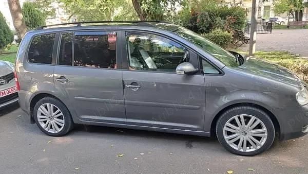 Second-hand 2006 VW Touran Monovolum | 2.600 EUR (Puțin scump) - Imagine 1/4