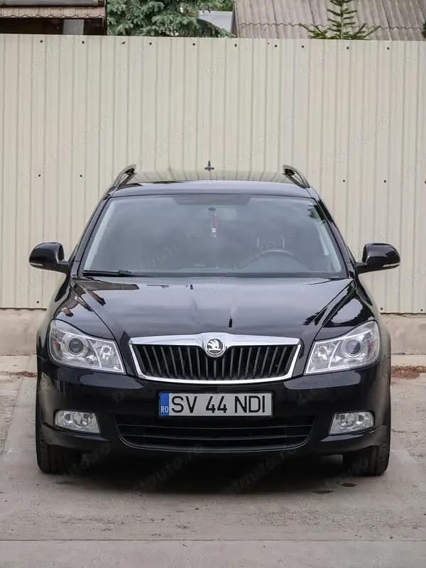Culoarenegru Utilizat 2012 Skoda Octavia Elegance Break | 4.100 EUR (Preț bun) - Imagine 1/4