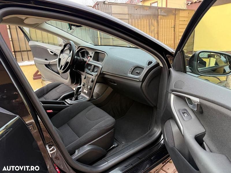 Second-hand Volvo V40 R-Design 150 CP (110 kW) 2017 Culoarenegru Break