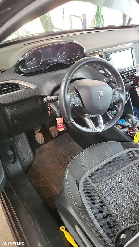 Second-hand Peugeot 208 Active 82 CP (60 kW) 2017 Culoaregri Hatchback