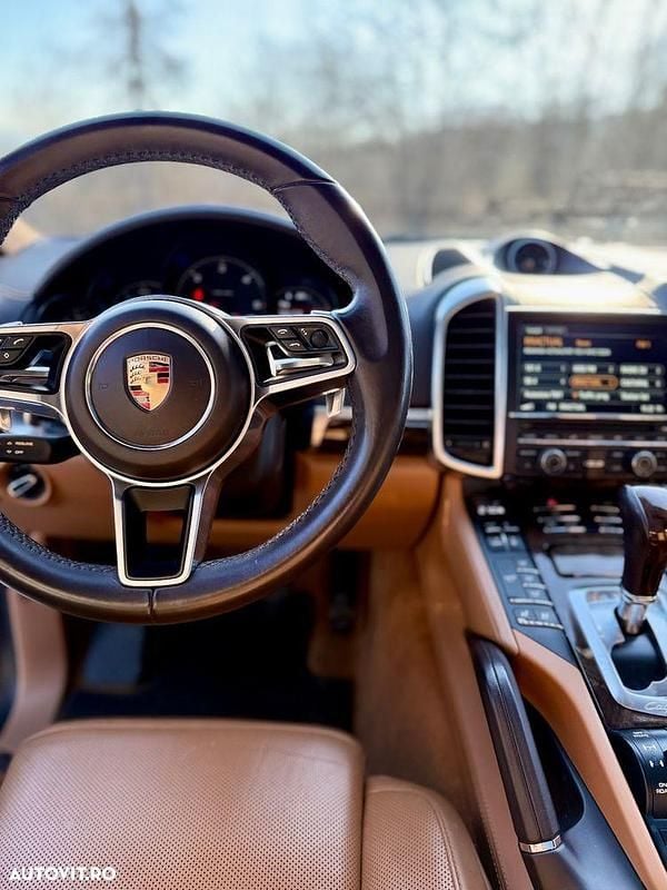 Culoaremaro Second-hand 2016 Porsche Cayenne SUV | 24.999 EUR - Imagine 1/4
