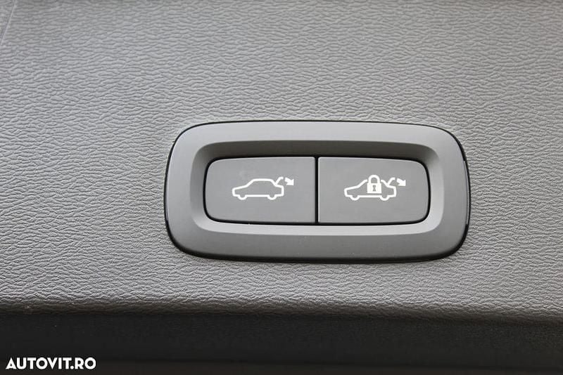 Second-hand Volvo XC40 Ultimate 197 CP (144 kW) 2025 Culoareverde SUV