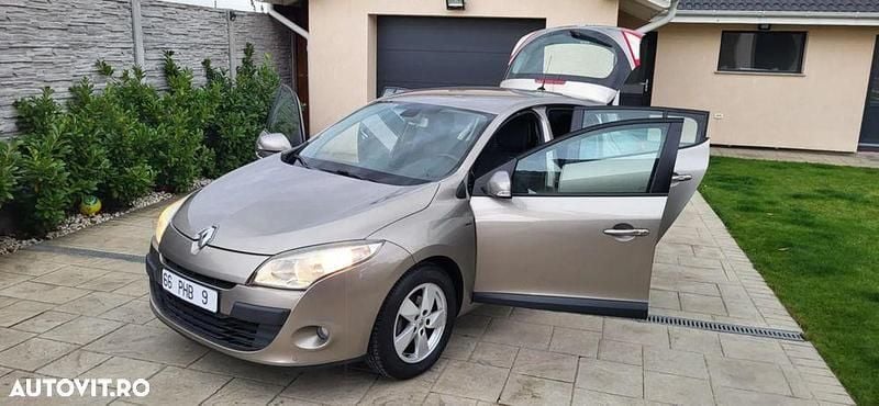 Culoarealte culori Utilizat 2012 Renault Mégane III Hatchback | 4.999 EUR (Preț OK) - Imagine 1/4