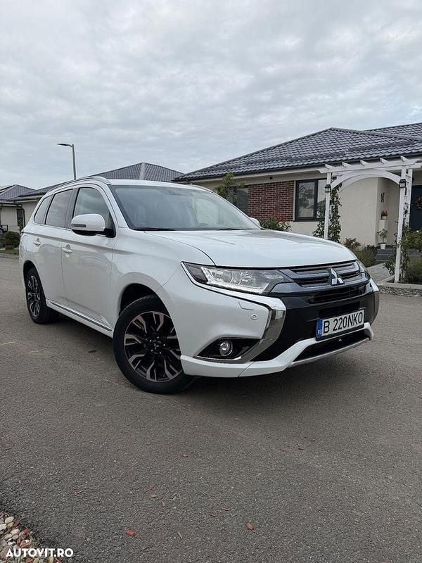 Culoarealb Utilizat 2015 Mitsubishi Outlander P-HEV SUV | 10.000 EUR (Preț OK) - Imagine 1/4