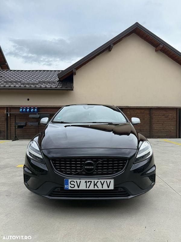 Second-hand Volvo V40 R-Design 150 CP (110 kW) 2018 Culoarenegru Hatchback