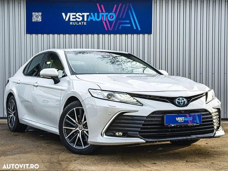 Second-hand Toyota Camry Luxury 218 CP (160 kW) 2022 Culoarealb Berlinǎ
