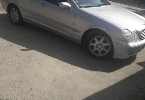 Second-hand Mercedes C180 160 CP (117 kW) 2003 Argintiu Berlinǎ
