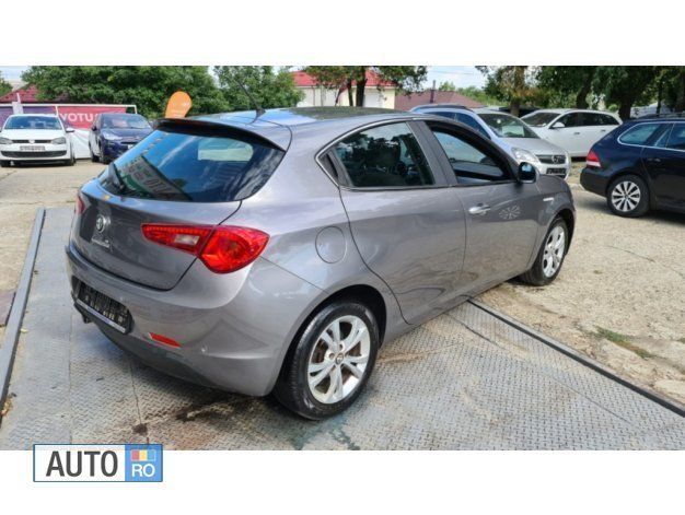 Second-hand Alfa Romeo Giulietta 120 CP (88 kW) 2011 Argintiu Hatchback